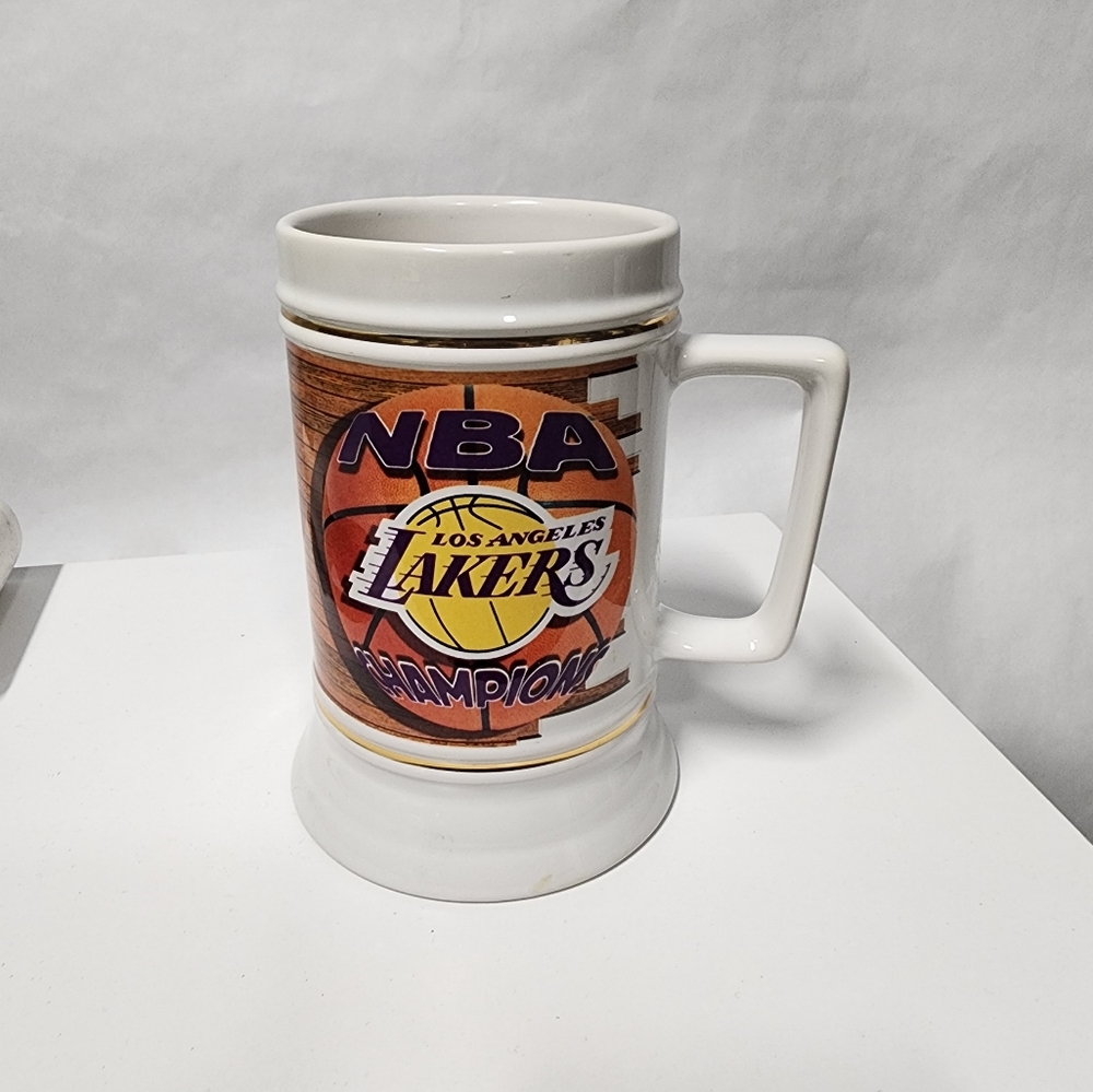 Vintage 2001 NBA Finals Los Angeles Lakers mug. Basketball Champions